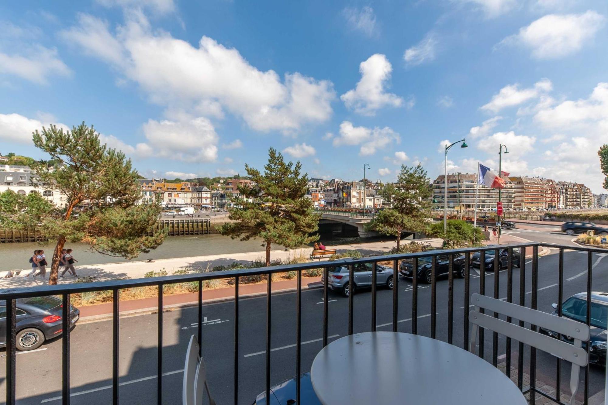 Studio Sleeps 4 With Terrace, 500M Place Morny ドーヴィル エクステリア 写真